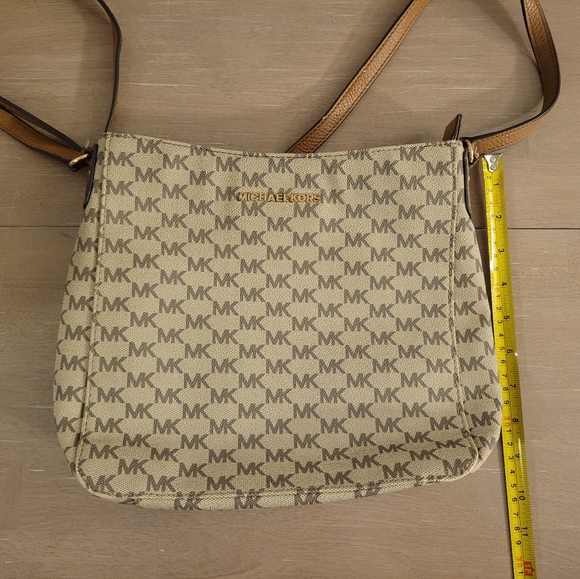 Michael Kors Jet Set Travel Large Messenger - Picture 12 of 15